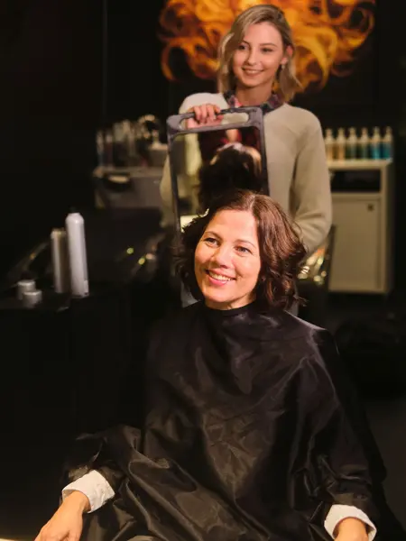 dame får stylet håret sitt ho frisør