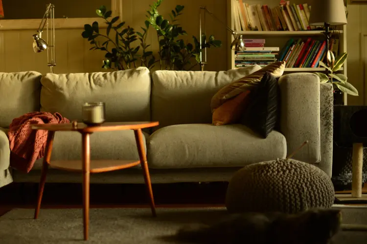 Varme farger, personlighet og levende lys: La deg inspirere av interiørtrendene som gjelder høsten 2025!