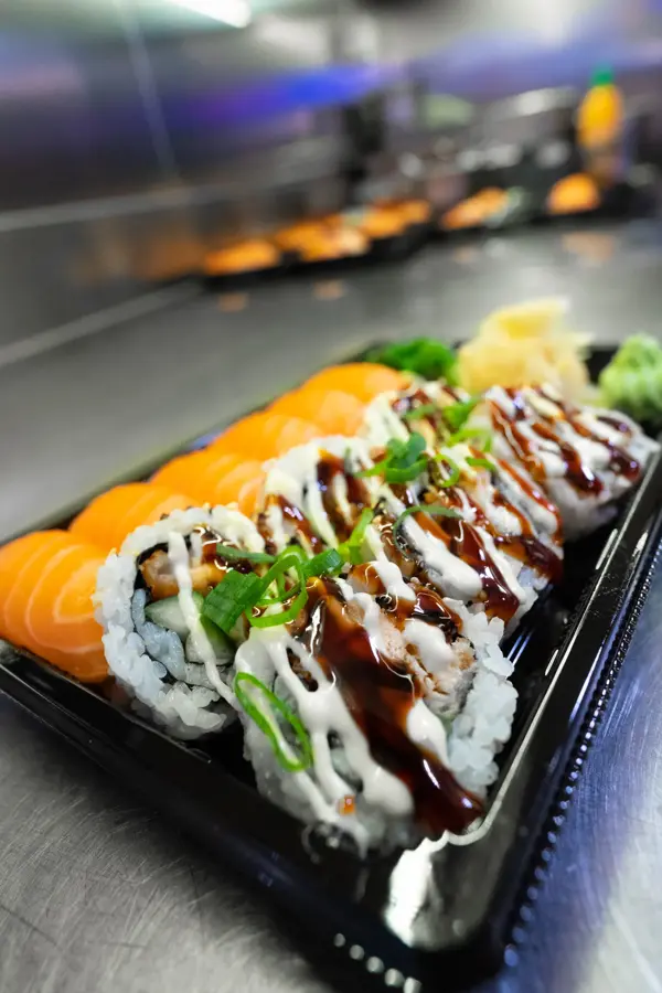 sushi på et fat