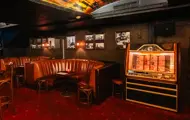 London Pub, interiør med båser og en jukebox