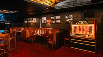 London Pub, interiør med båser og en jukebox