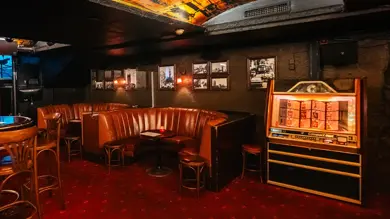 London Pub, interiør med båser og en jukebox