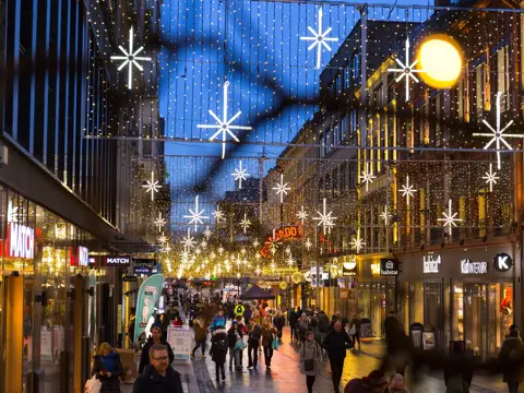 Kveldsbilde fra Torggata i Oslo med julelys i gatene.