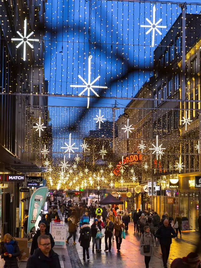 Kveldsbilde fra Torggata i Oslo med julelys i gatene.