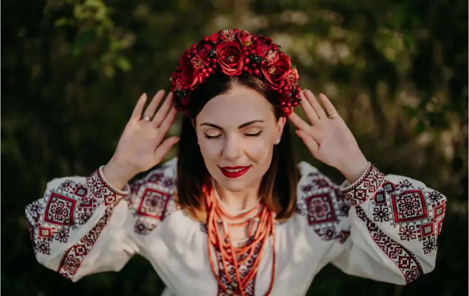 Dame med ukrainsk nasjonaldrakt og hodepynt