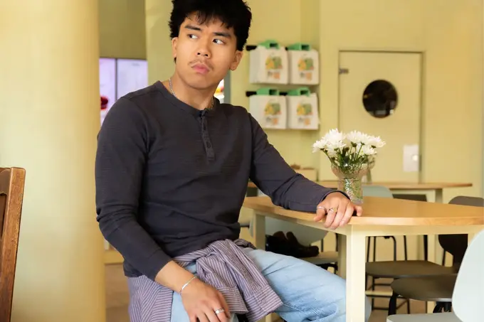 Mann som sitter på en krakk