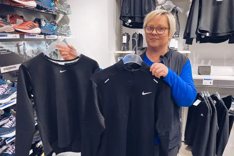 Nina, butikkleder for Intersport, anbefaler Nike mellomlags-genser med fleece til utetrening.
