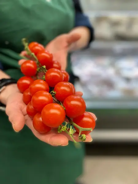 Dame som holder tomater