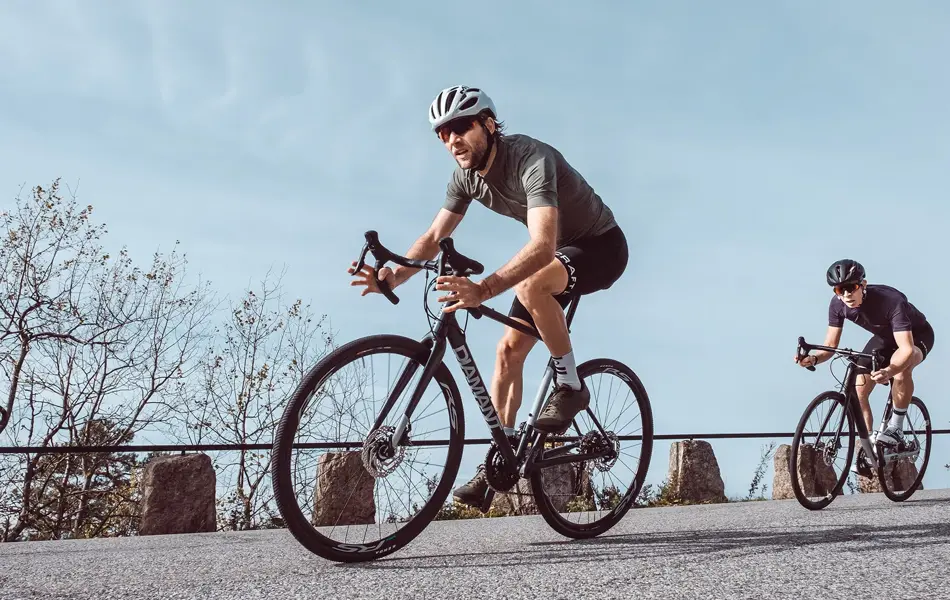 To personer er ute å sykler 