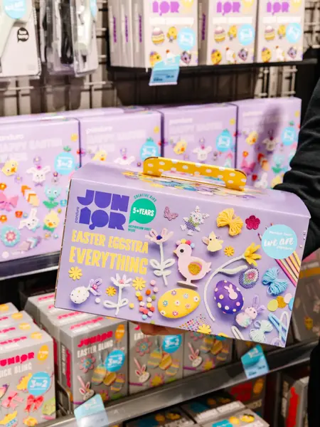 Person med påskepynt