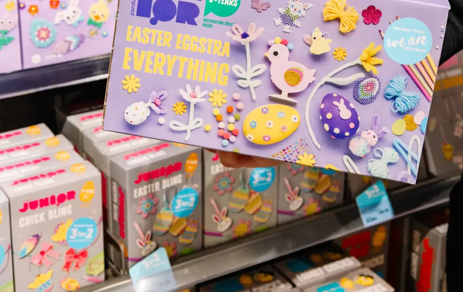 Person med påskepynt