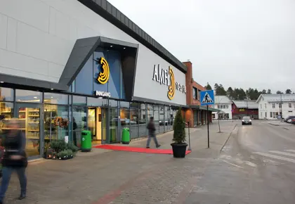 Fasadebilde av Amfi Elverum og inngang med rød løper