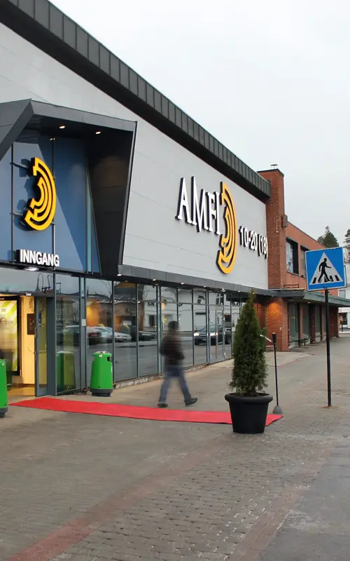 Fasadebilde av Amfi Elverum og inngang med rød løper