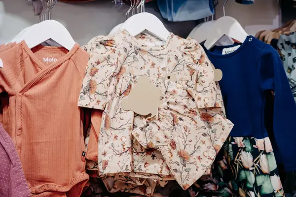 barneklær på stativ