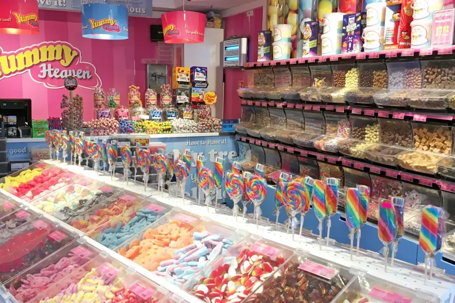 Godis og godehyller i butikk