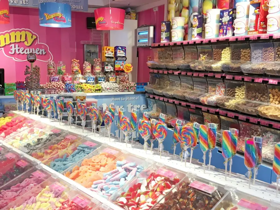 Godis og godehyller i butikk