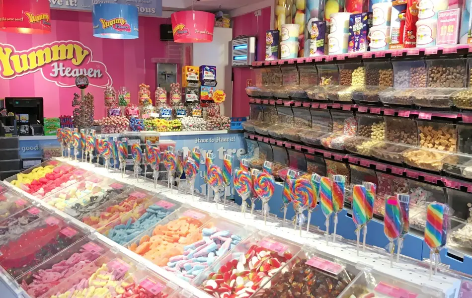 Godis og godehyller i butikk