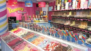 Godis og godehyller i butikk