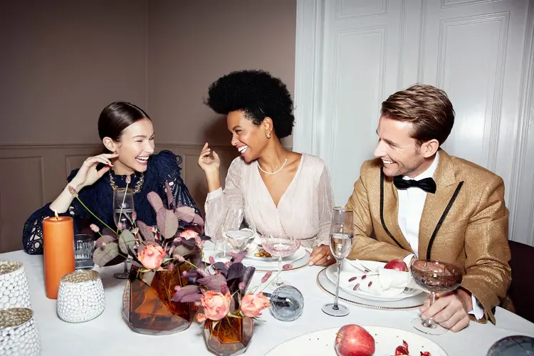 Kristin: Kjole fra GoLightly/Brando, kr 2299,- // Smykke fra Caroline Svedbom/Høyer kr 2999,- 
Jaqueline: Kjole fra Love Lolita/Me & My Cousin, kr 2000,- // Smykke fra Hultquist/Brando, kr 800,- // Ørepynt fra Glitter, kr 100,-
Anders: Smokingjakke fra Dsquared2/Follestad, kr 15900,- // Sort smokingbukse fra Morris Stockholm/Follestad, kr 2500,- // Skjorte fra Bertoni, kr 1299,- // Sløyfe fra Bertoni, kr 599,-