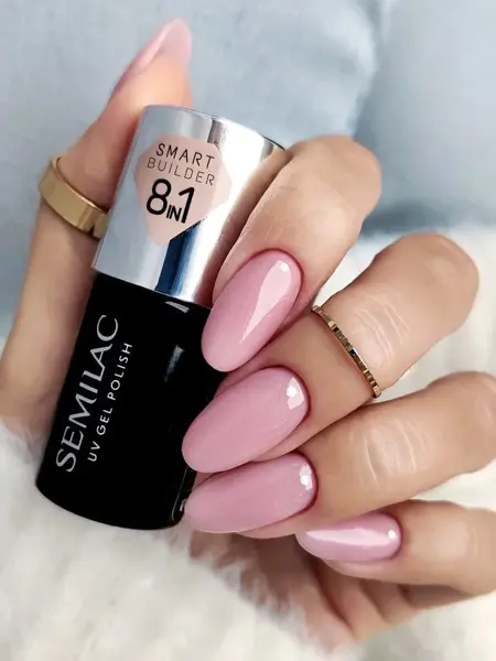 En hånd som holder en baselakk fra Semilac