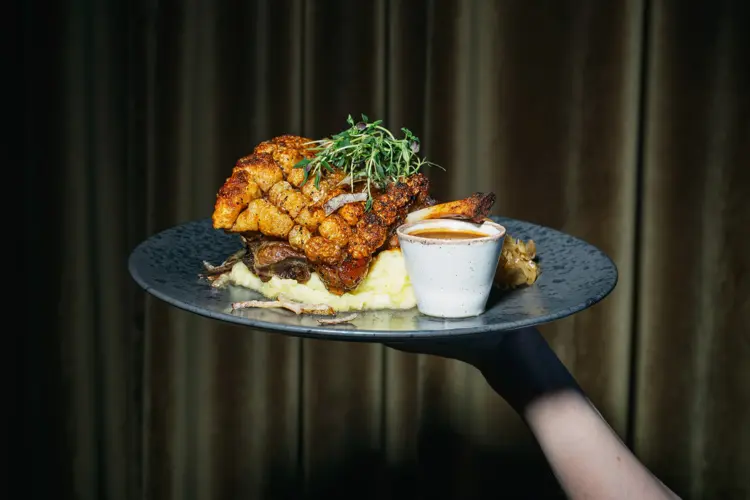 Schweinshaxe (les med din beste tyske aksent) er en elsket yndling fra Egons julemeny. Nå deler kjøkkensjefen oppskriften som vekker følelsen av høytid!