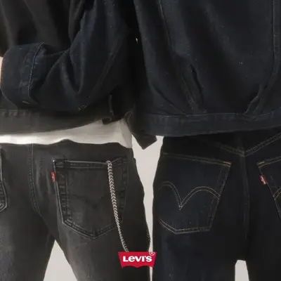 To stykker står med rygger til iført sorte Levis jeans 