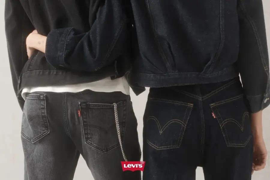 To stykker står med rygger til iført sorte Levis jeans 