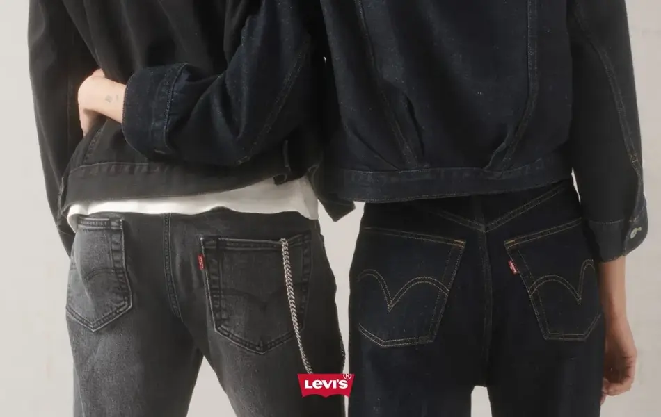 To stykker står med rygger til iført sorte Levis jeans 