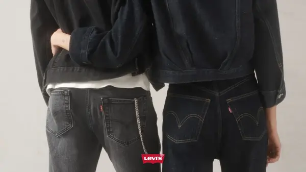 To stykker står med rygger til iført sorte Levis jeans 
