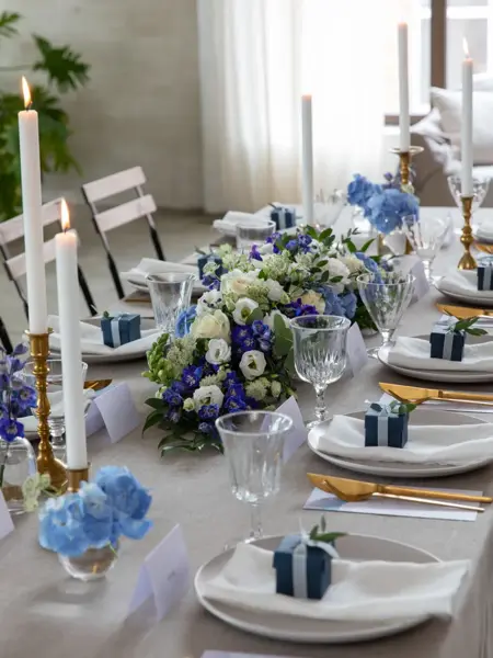 Pent dekket bord i blått og hvitt