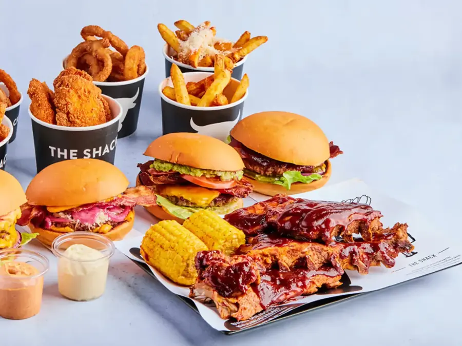 Diverse burgere, fritert kylling, spareribs, maiskolde og dip.