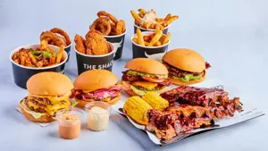 Diverse burgere, fritert kylling, spareribs, maiskolde og dip.