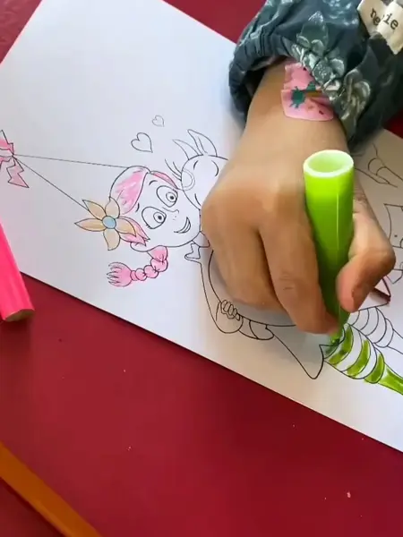 nærbilde av hånd som fargelegger amfelia