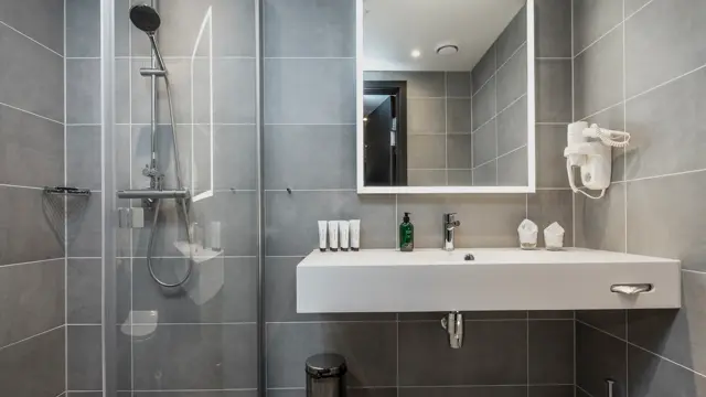 Thon_Hotel_Panorama_Superior_Room_Bathroom