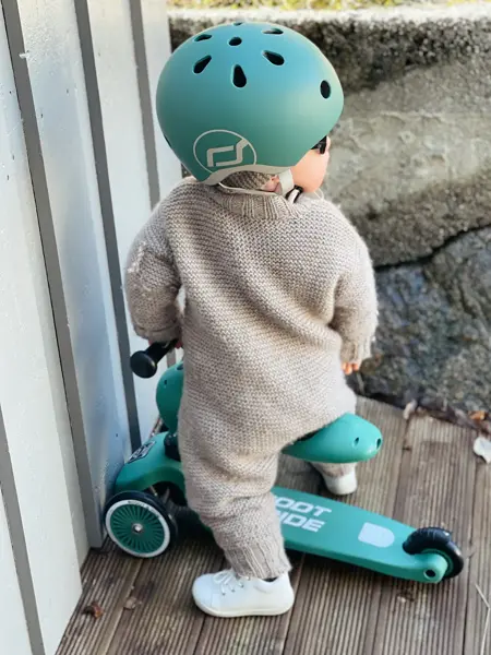 Barn på sparkesykkel