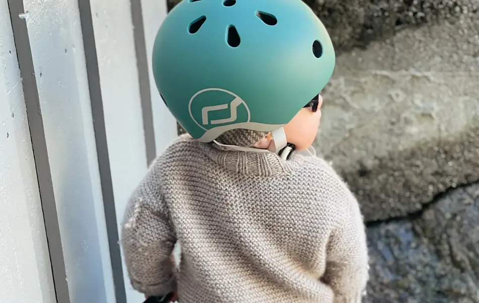 Barn på sparkesykkel