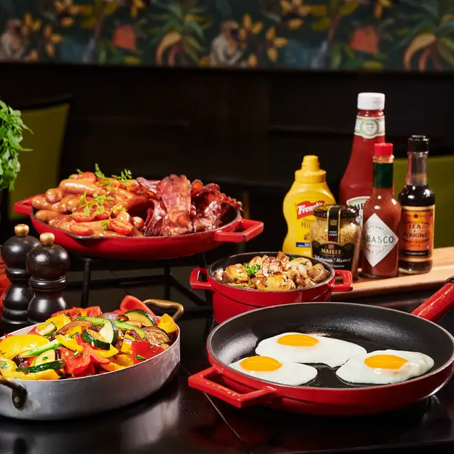 Stekte poteter, stekte grønnsaker, speilegg, stekt egg, stekt  sopp, pølser og bacon og tomater.