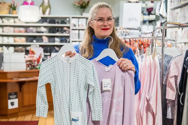 Ansatt hos Auds viser pysj til barn