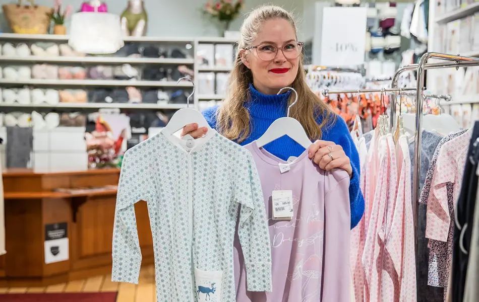 Ansatt hos Auds viser pysj til barn