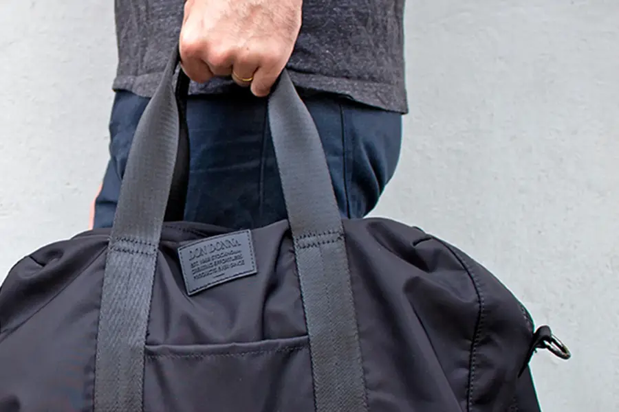 Nærbilde av hånd som holder bag 