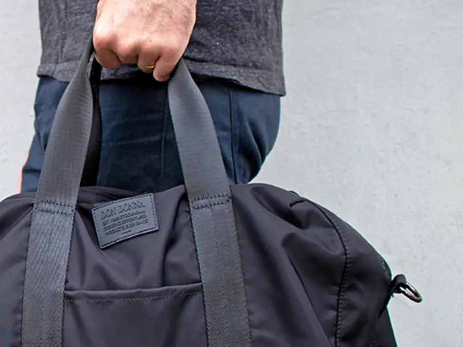 Nærbilde av hånd som holder bag 