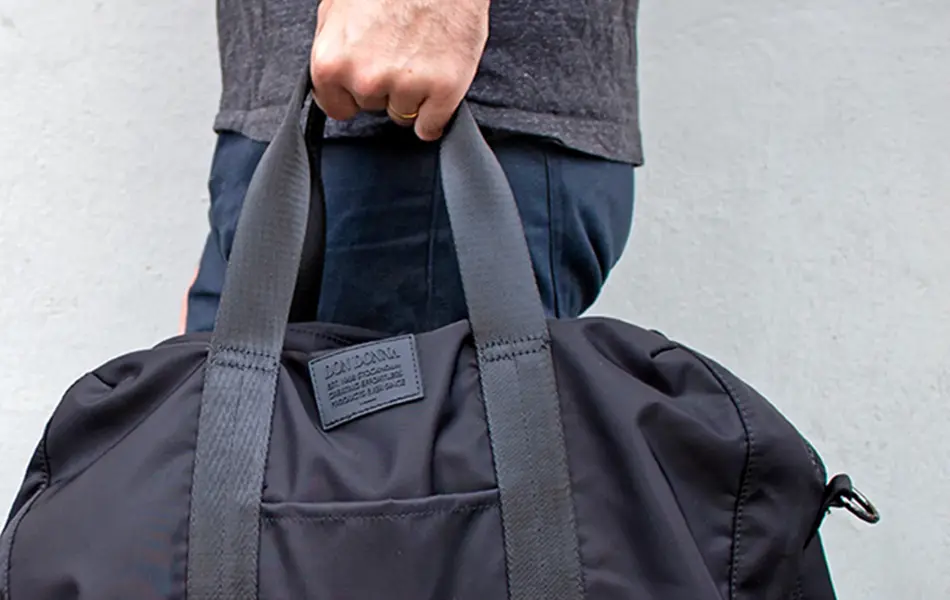 Nærbilde av hånd som holder bag 