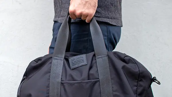 Nærbilde av hånd som holder bag 