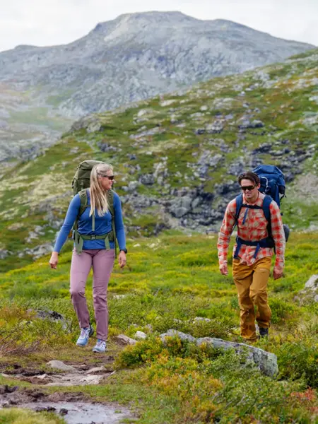 Mann og dame som går fjelltur
