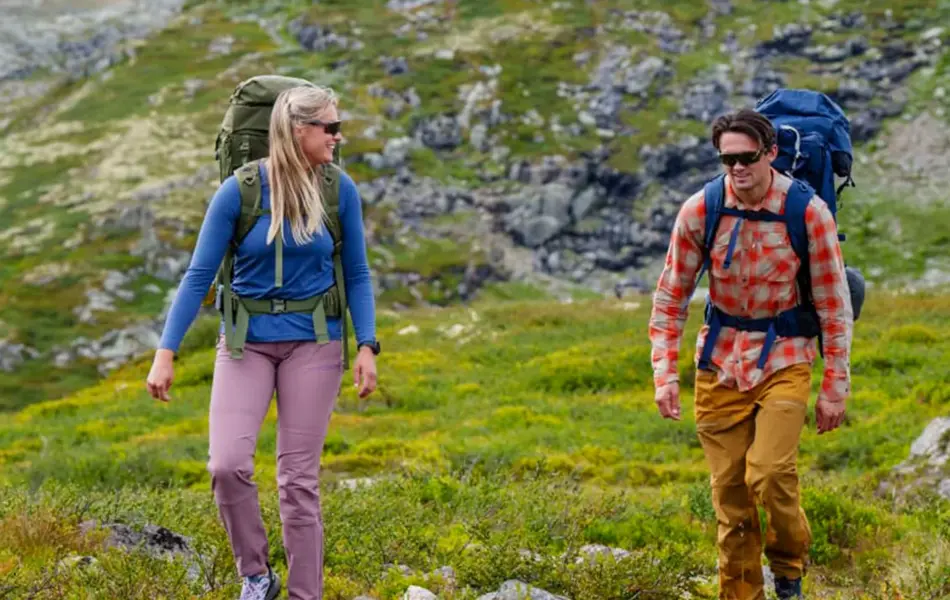 Mann og dame som går fjelltur