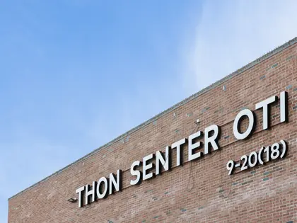 Bilde av fasaden til Thon Senter Oti med Thon senter skilt.
