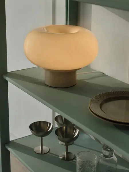 Lampe i en hylle