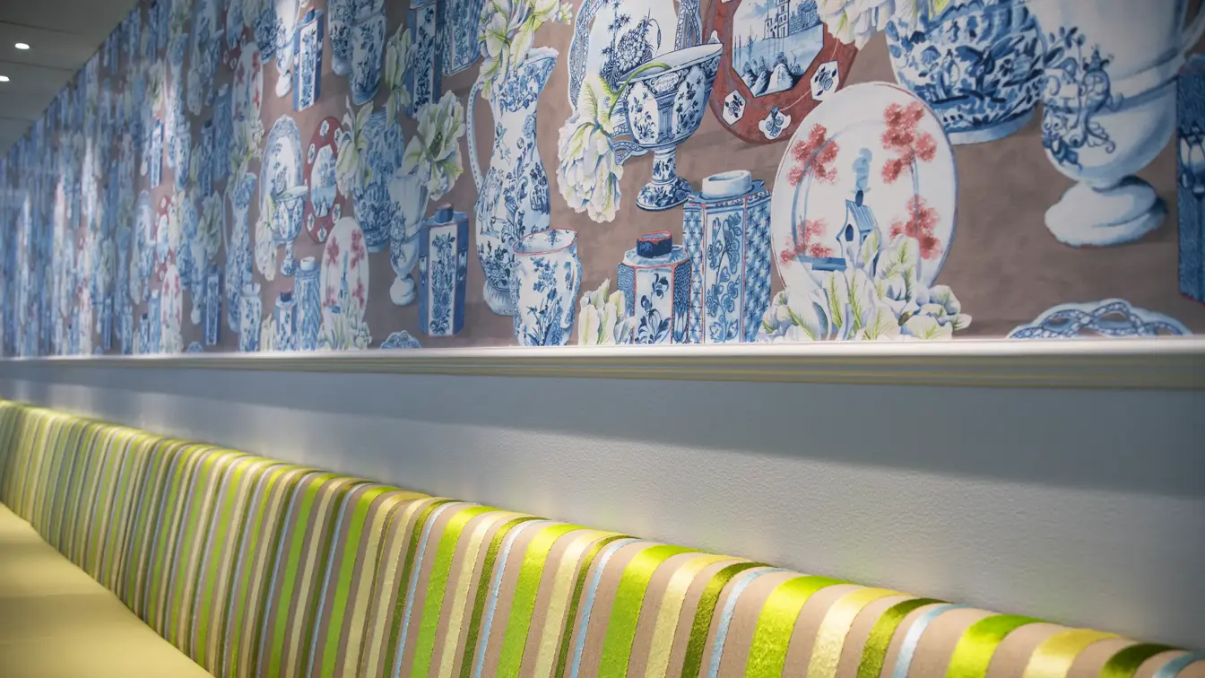 Frokostsal med mønstrede sofa og tapet på Thon Hotel Terminus i Oslo sentrum nær jernbanetorget