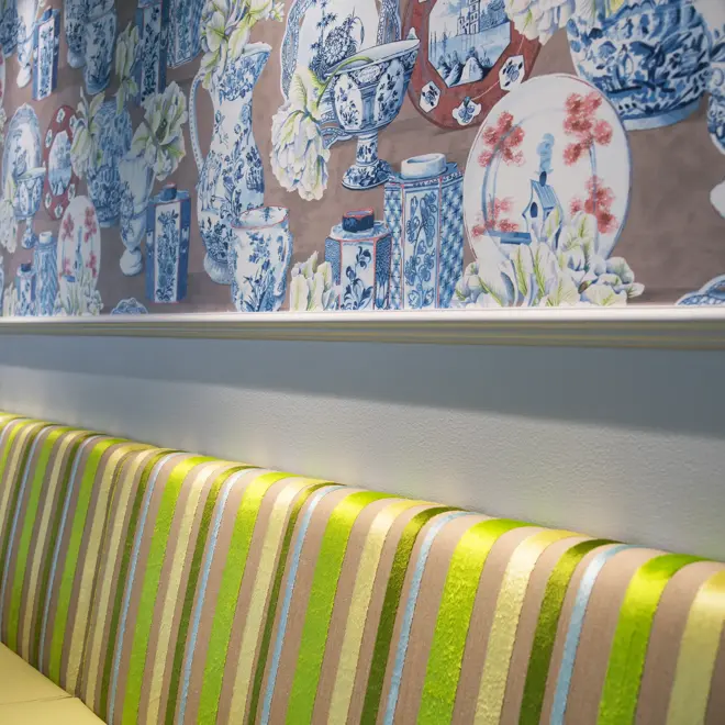 Frokostsal med mønstrede sofa og tapet på Thon Hotel Terminus i Oslo sentrum nær jernbanetorget