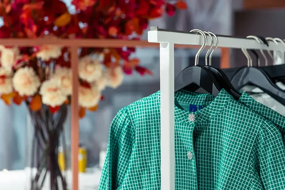 Grønnbluse henger på stativ